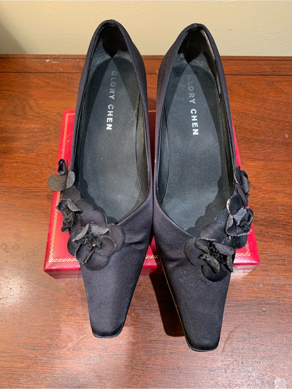 Glory Chen Black Satin Floral Appliqué Pointed-Toe Pumps Size 6